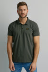 Polo gris de Pme Legend avec boutons, écusson logo sur la poitrine et empiècement sur la manche, porté avec un jean.
