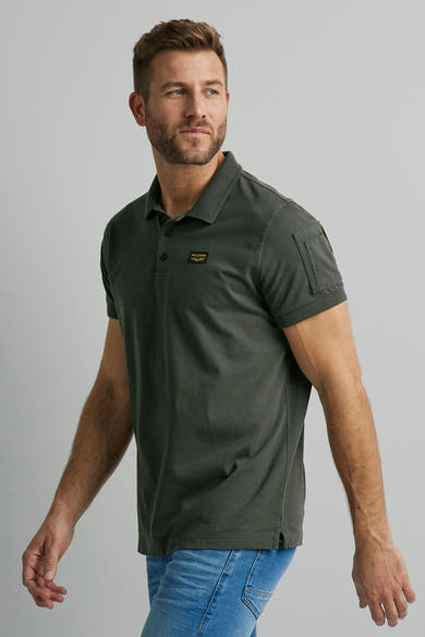 Polo gris de Pme Legend, avec poche sur la manche, porté avec un jean bleu.
