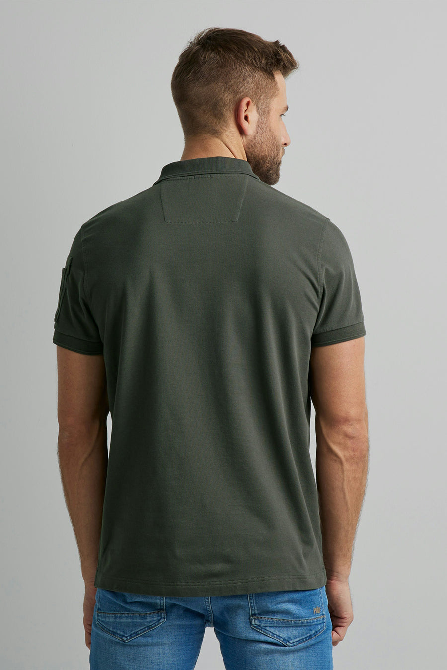 Polo gris de Pme Legend, vu de dos, avec poche sur la manche et porté avec un jean bleu.
