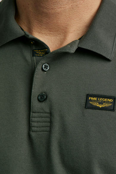Polo gris de Pme Legend, avec boutons et écusson logo de la marque sur la poitrine.