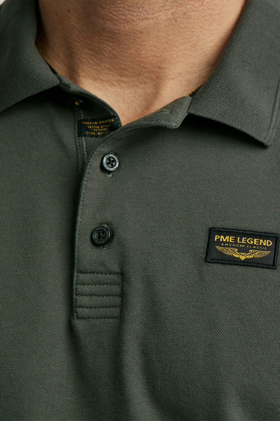 Polo gris de Pme Legend, avec boutons et écusson logo de la marque sur la poitrine.