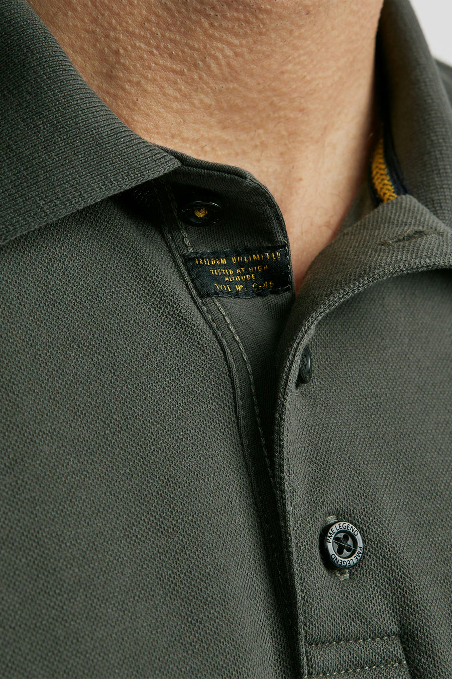 Polo gris de Pme Legend, avec étiquette de col noire et bouton signé, en tissu texturé.