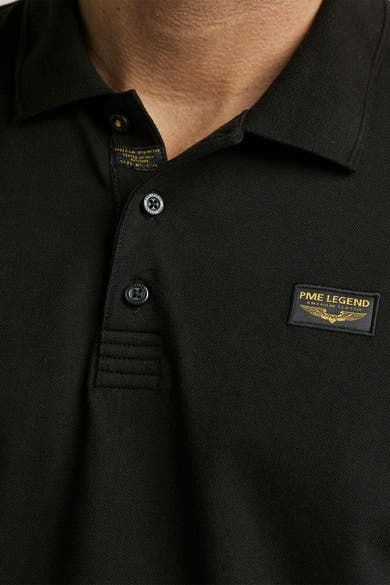 Polo noir de Pme Legend avec boutons de la marque et patch logo sur la poitrine.