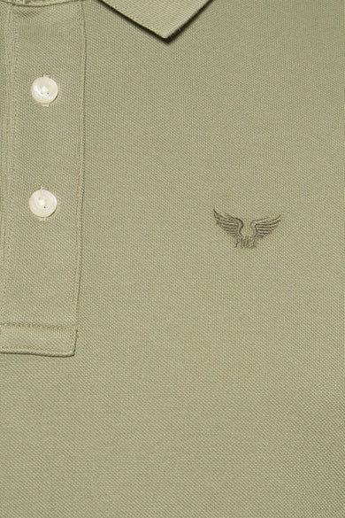 Polo à manches courtes vert de PME Legend avec boutons et logo brodé discret sur la poitrine.
