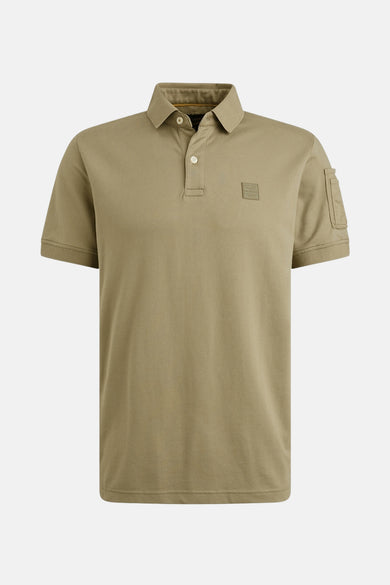 Polo beige à manches courtes de PME Legend avec poche sur la manche droite et écusson sur la poitrine.
