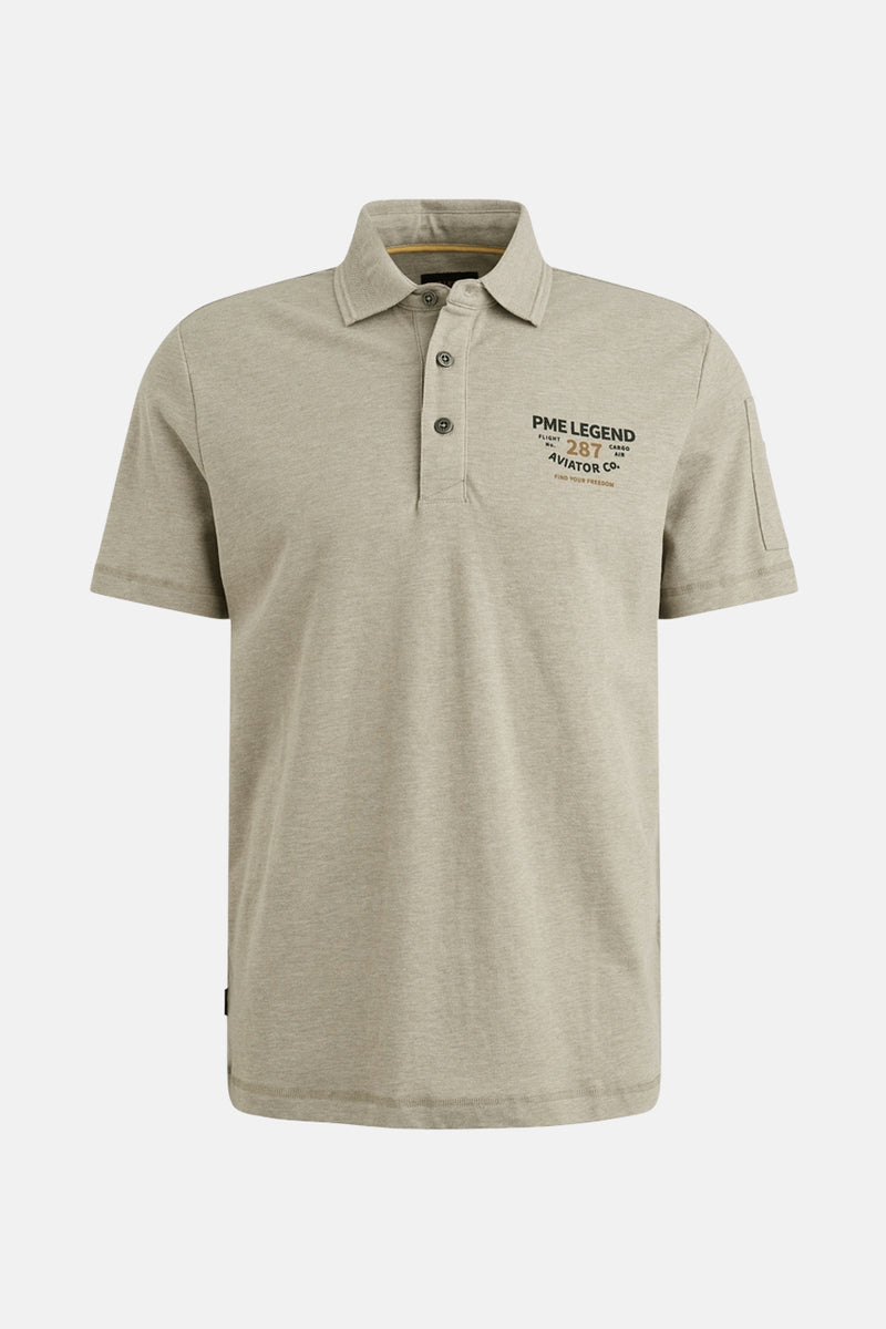 Polo beige à manches courtes de PME Legend, avec inscription logo sur la poitrine.