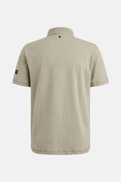 Polo beige à manches courtes de PME Legend, avec un écusson sur la manche gauche.
