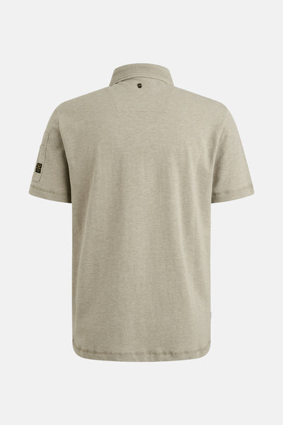 Polo beige à manches courtes de PME Legend, avec un écusson sur la manche gauche.
