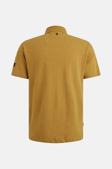 Polo ocre à manches courtes de PME Legend, avec poche appliquée sur la manche.