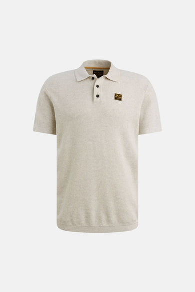 Polo blanc en maille de PME Legend avec des boutons noirs et un patch logo sur la poitrine.
