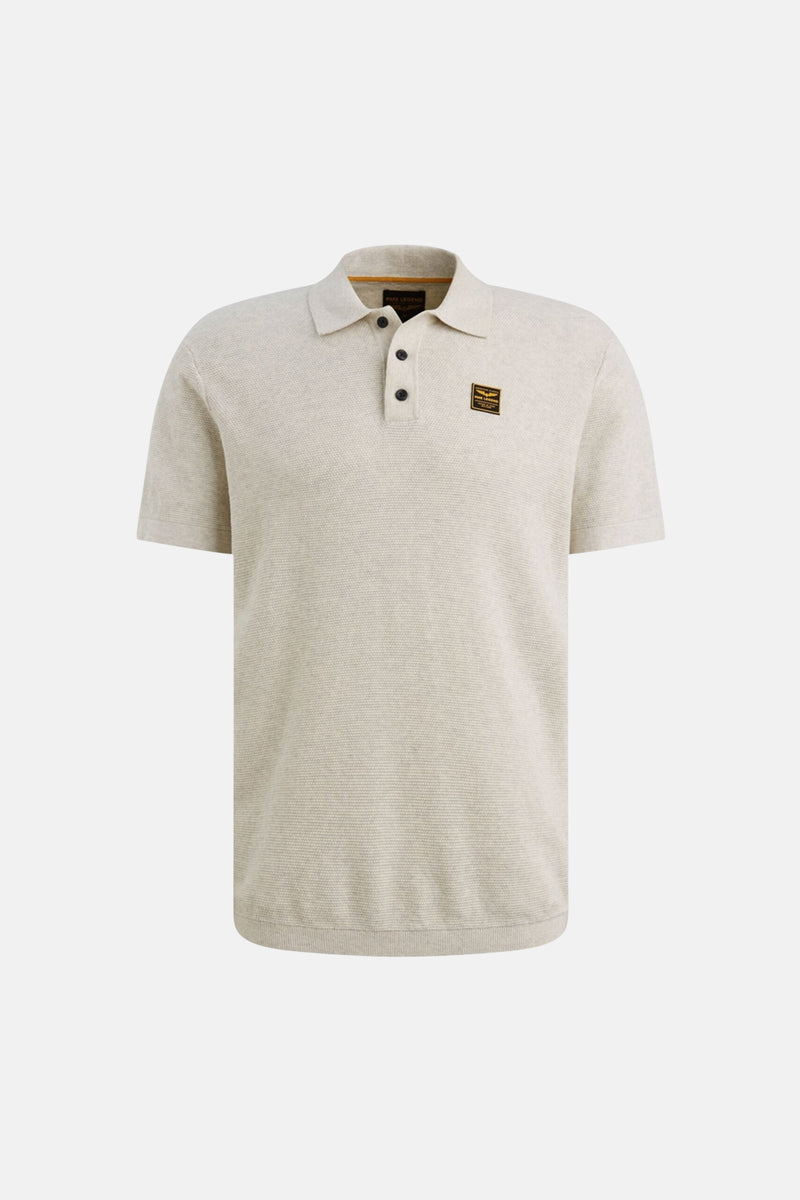Polo blanc en maille de PME Legend avec des boutons noirs et un patch logo sur la poitrine.
