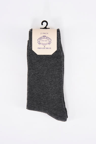 Paar grijze sokken van PRIVATE BLUE, gepresenteerd op een kartonnen verpakking met een hanger.