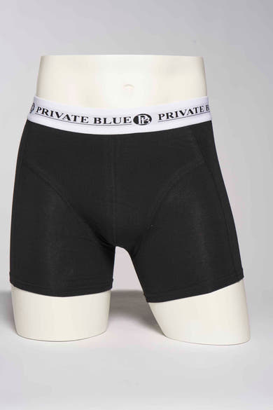 Zwarte boxer van PRIVATE BLUE, met een witte tailleband met de merknaam, gepresenteerd op een paspop.