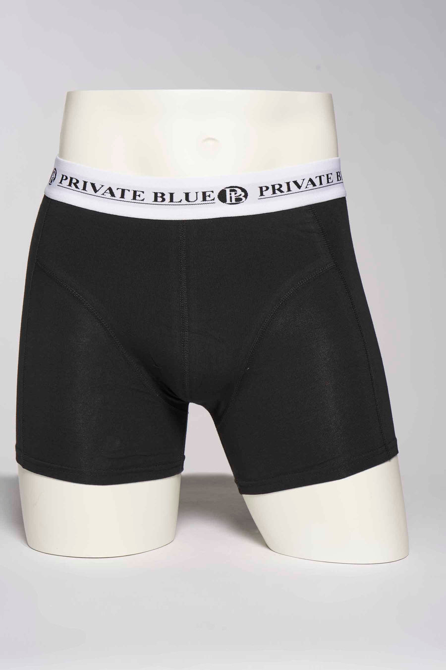 Zwarte boxer van PRIVATE BLUE, met een witte tailleband met de merknaam, gepresenteerd op een paspop.