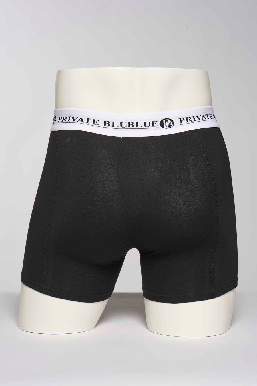 Zwarte katoenen boxer van PRIVATE BLUE, gedragen op een paspop met effen achtergrond.