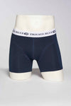 Marineblauwe boxer van PRIVATE BLUE, op een hoofdloze paspop, met een witte elastische tailleband.