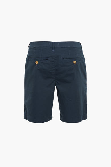 Marineblauwe Bermuda van PRIVATE BLUE, met knoopbare achterzakken, op een witte achtergrond.