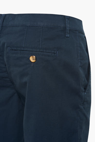 Blauwe Bermuda van PRIVATE BLUE met een achterzak met knoop en een subtiele textuur.