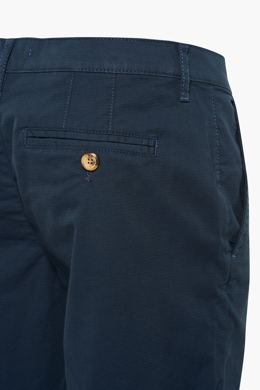 Blauwe Bermuda van PRIVATE BLUE met een achterzak met knoop en een subtiele textuur.
