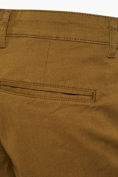 Bermudashort van PRIVATE BLUE, met paspelzak achter en riemlussen.