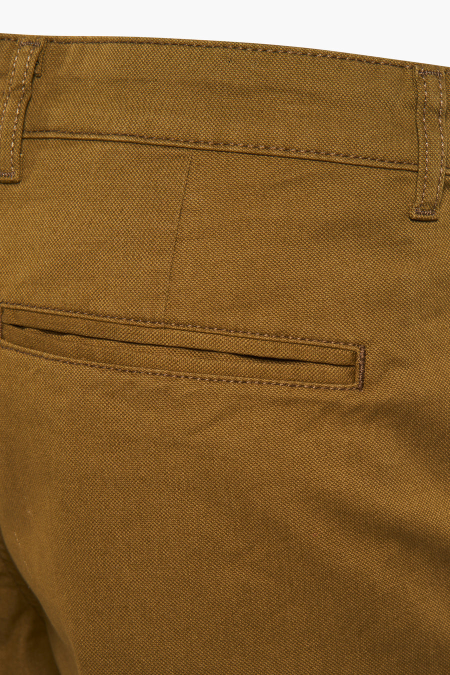 Bermudashort van PRIVATE BLUE, met paspelzak achter en riemlussen.