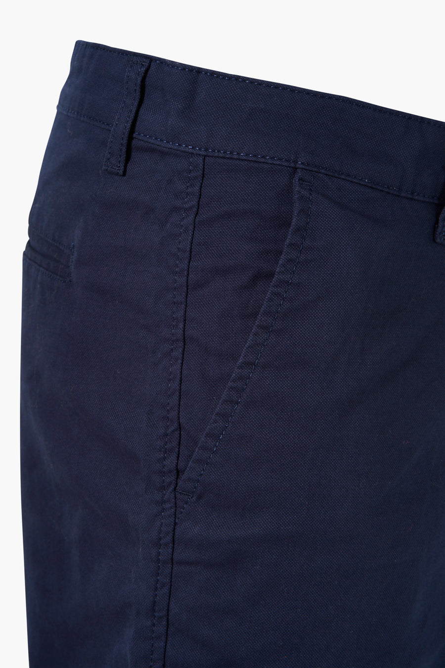 Bermuda blauw van PRIVATE BLUE, detail van de voorzak en het tailleband met doorlooper.