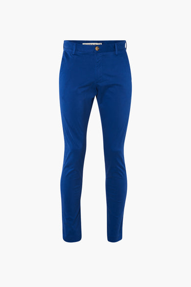 Chino bleu par PRIVATE BLUE, pantalon slim en coton avec ceinture et bouton visibles sur fond blanc.