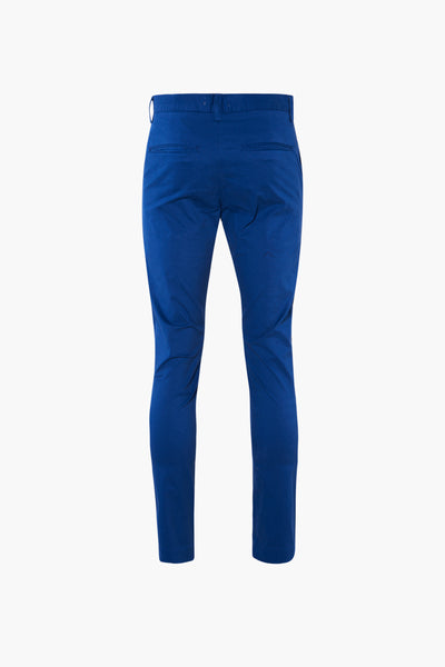 Chino bleu de PRIVATE BLUE, vue arrière, avec poches passepoilées et coupe ajustée.