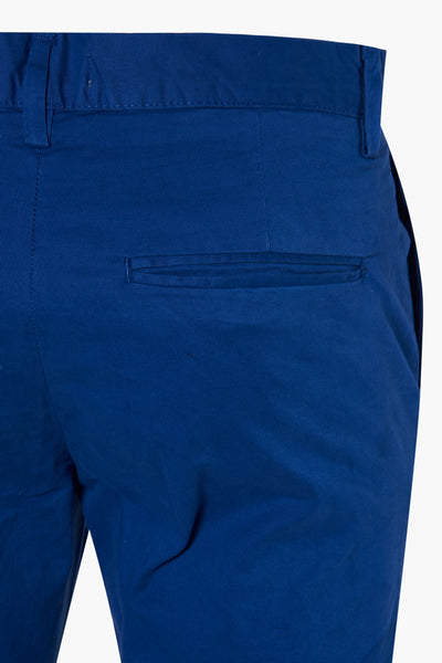 Chino bleu de PRIVATE BLUE, avec une poche arrière passepoilée et une coupe décontractée.