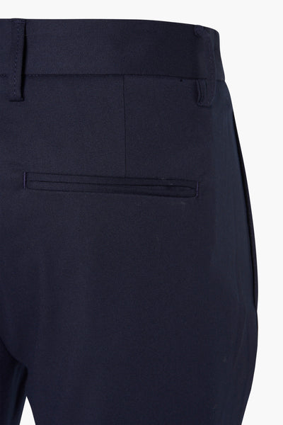 Pantalon bleu de PRIVATE BLUE avec une poche arrière passepoilée, détail de ceinture et coupe ajustée.