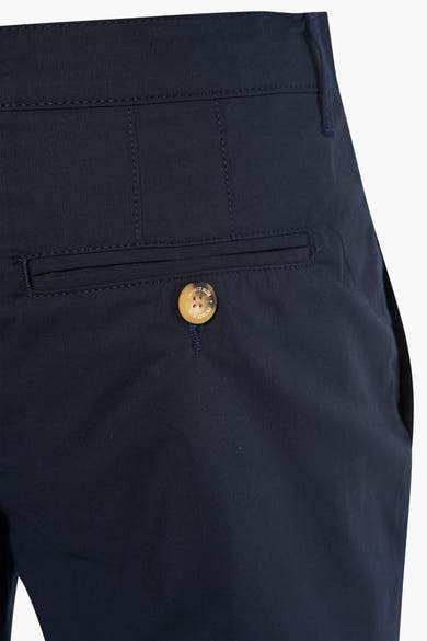 Short bleu marine de PRIVATE BLUE avec poche arrière boutonnée.