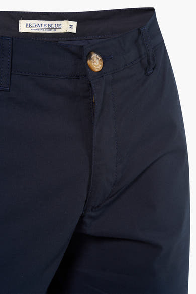 Marineblauwe korte broek van PRIVATE BLUE met knoopsluiting en toon-op-toon stikseldetails.