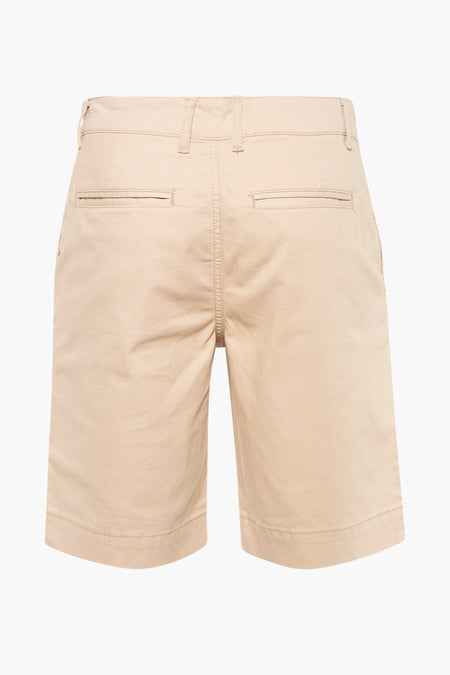 Korte beige short van PRIVATE BLUE, met paspelzakken achter en nette afwerking.
