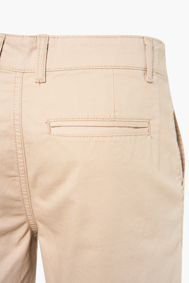 Korte beige short van PRIVATE BLUE met paspelzak achter en riemlussen.