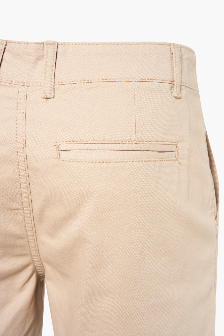 Korte beige short van PRIVATE BLUE met paspelzak achter en riemlussen.