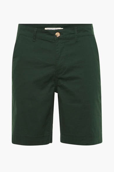 Korte PRIVATE BLUE short, met paspelzak achter en riemlussen.