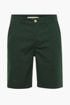 Korte PRIVATE BLUE short, met paspelzak achter en riemlussen.