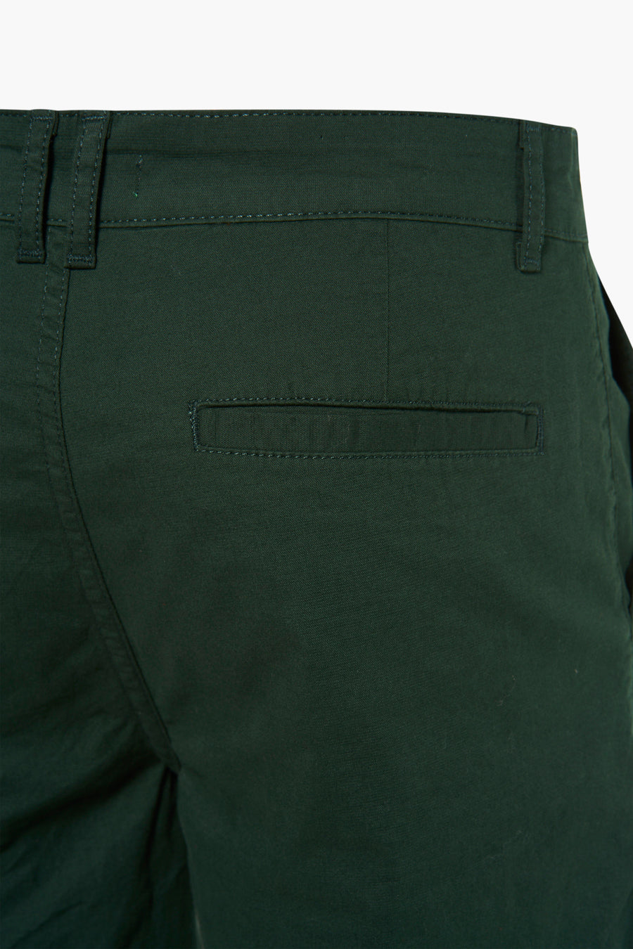 Short vert de PRIVATE BLUE, avec poche arrière passepoilée et passants de ceinture.