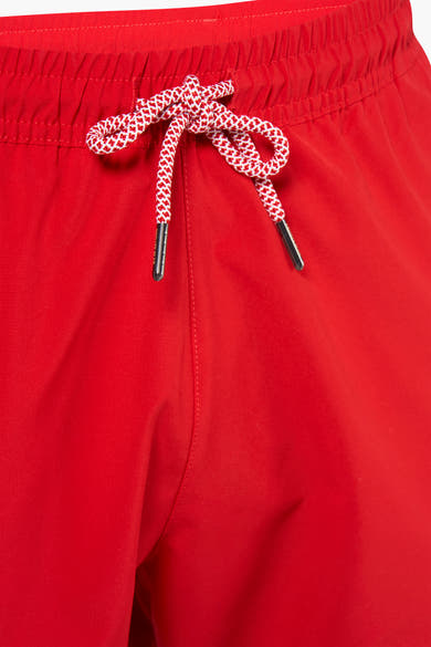 Shorts de bain rouges de PRIVATE BLUE, avec cordon de serrage à motif rouge et blanc.