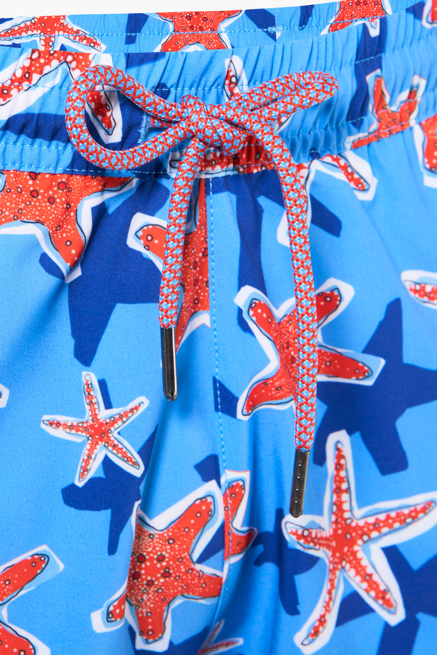Short de bain multicolore by PRIVATE BLUE, imprimé d'étoiles de mer rouge et bleu, avec cordon de serrage.
