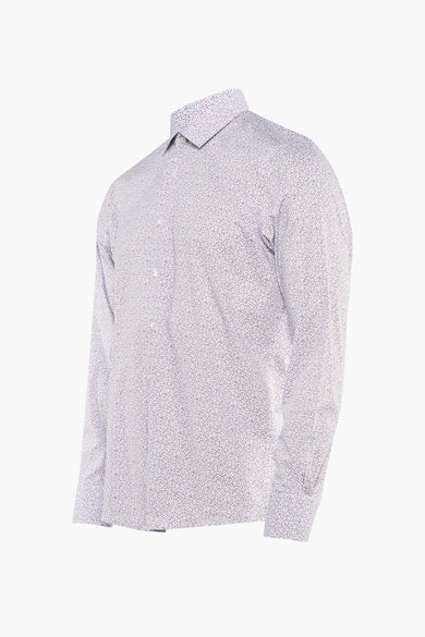 Roze blouse met lange mouwen van PRIVATE BLUE, met discreet bloemenpatroon op een witte achtergrond.