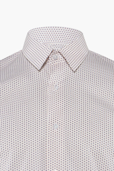 Oranje overhemd met lange mouwen van PRIVATE BLUE, all-over geometrisch patroon, zichtbare witte knopen.