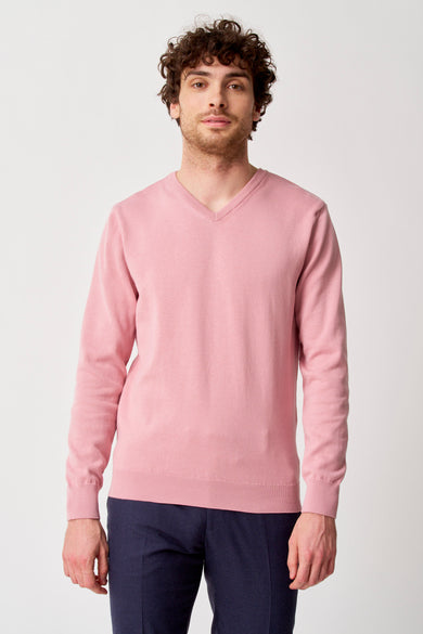 Roze V-hals trui van PRIVATE BLUE, gedragen met een marineblauwe broek.
