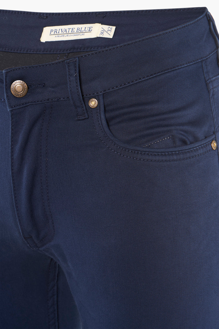 Pantalon coloré bleu de PRIVATE BLUE, avec poche gousset arrondie et détails de couture.