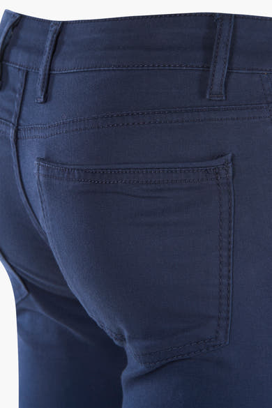 Pantalon coloré bleu de PRIVATE BLUE, avec une poche arrière et des passants de ceinture visibles.