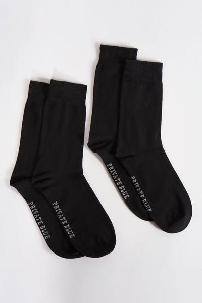 Chaussettes noires de PRIVATE BLUE, texture côtelée au niveau des chevilles, inscription de la marque apparente.
