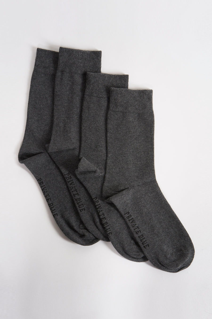 Grijze sokken van PRIVATE BLUE met een eenvoudig patroon, gepresenteerd op een effen witte achtergrond.