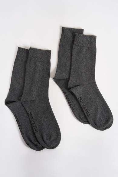 Chaussettes grises de PRIVATE BLUE avec un motif simple, présentées sur un fond blanc uni.