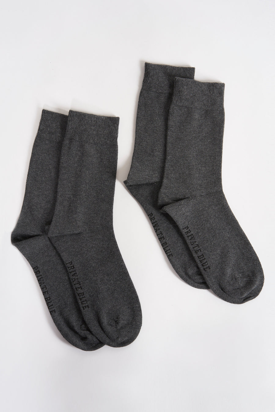 Chaussettes grises de PRIVATE BLUE avec un motif simple, présentées sur un fond blanc uni.