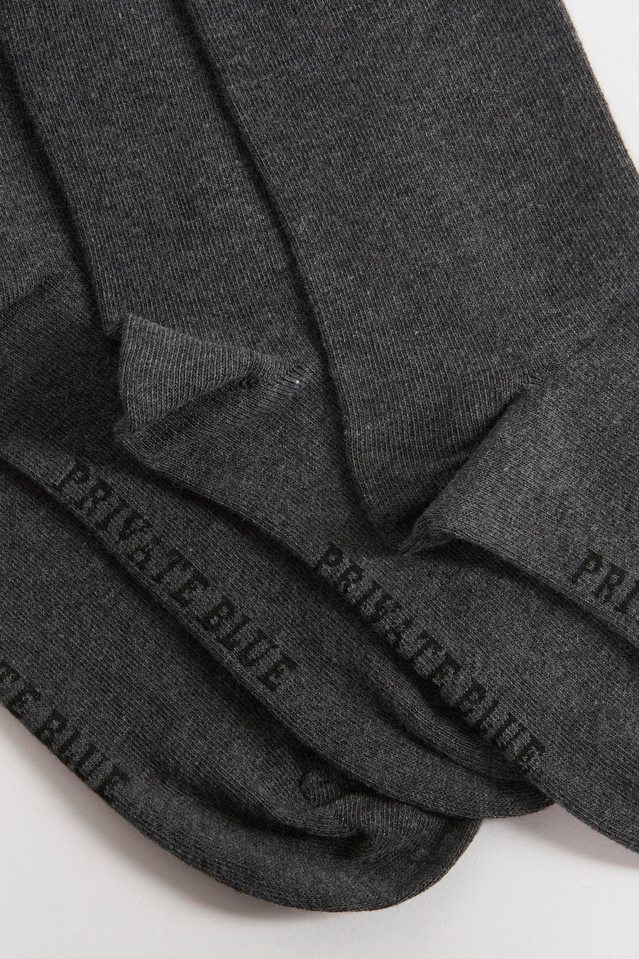 Grijze gebreide sokken van PRIVATE BLUE, met de merknaam in een discreet patroon.